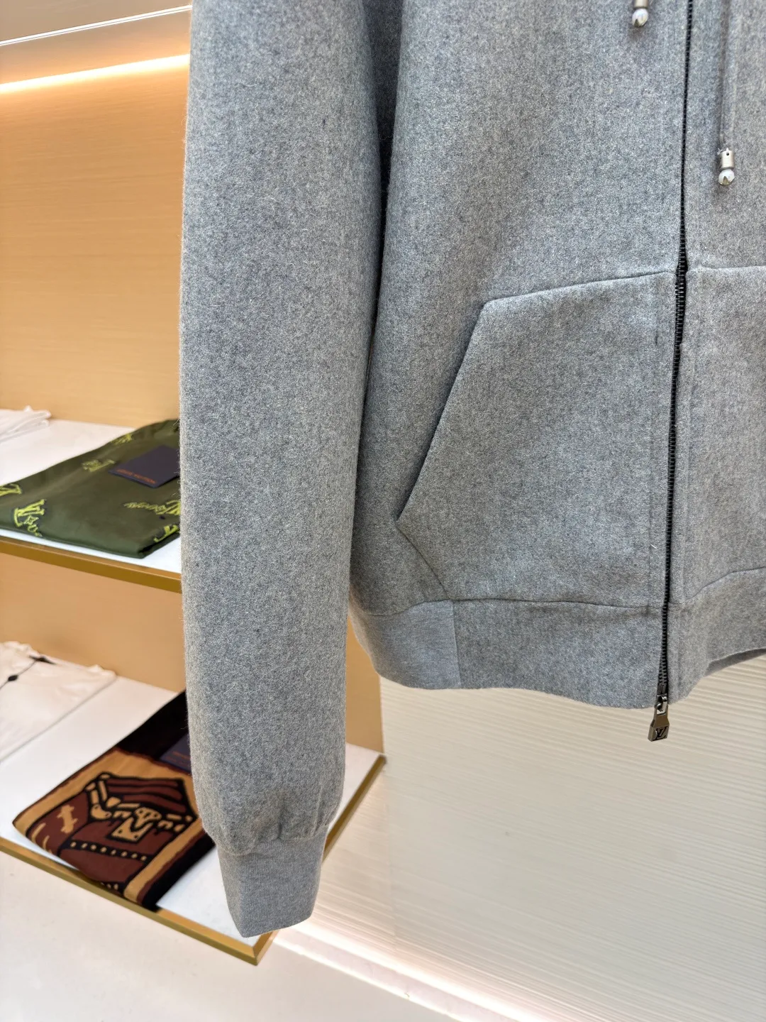 LOUISVUITTON Iron Label Wool Jacket ●Authentic product: purchased and developed by 24960 ●Item number: 1680853-B90 ●Fabric: wool blend ●Technology: positioning cutting machine ●Version: fitted version ●Weight: about 1300 grams ●Size: S-M-L-XL ●Description: Customized 80% wool, 14% spandex, 6% blended sheep wool fabric, full of texture and refined tailoring to reinterpret the dynamic silhouette. The elastic waist upgrades the drape texture, the side pockets are cleverly integrated into the stitching, and the facial pleats are infused with elegance. The left leg is decorated with the brand's metal logo to once again confirm the brand's identity. The overall wiring is straight and delicate, the fabric is comfortable and soft, and the color is consistent without color difference. It can be matched with the same style to create a fashionable look and control various occasions. Customized accessories, complete with three standards, same style for men and women!